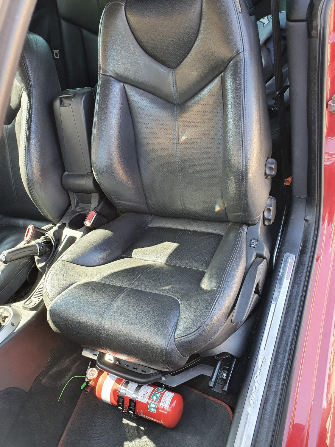 Feuerlöscherhalterung passend für Alfa Romeo GT / 147 (Typ 937) aus leichter Aluminiumlegierung
